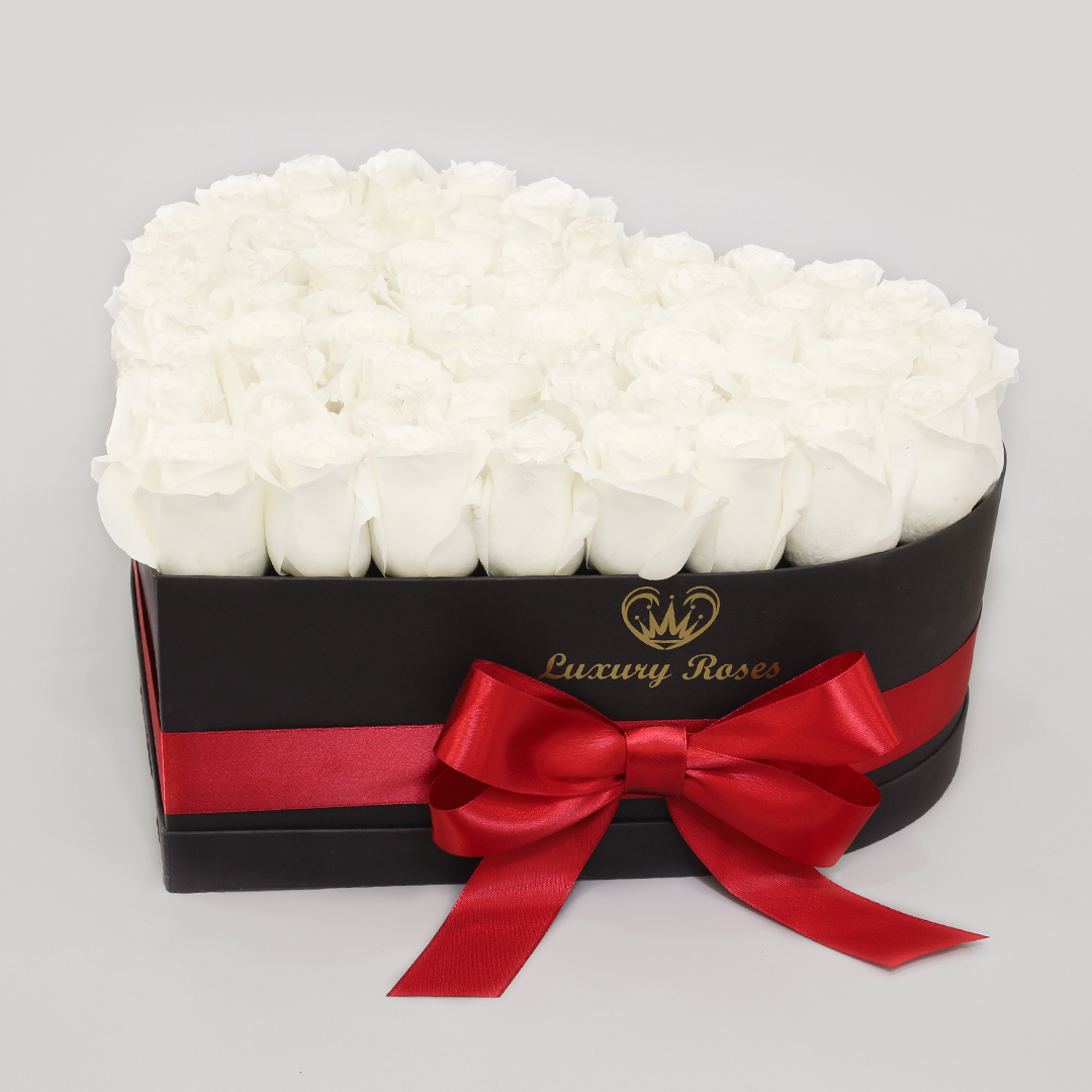 Luxusný čierny mega box srdce so živými bielymi ružami