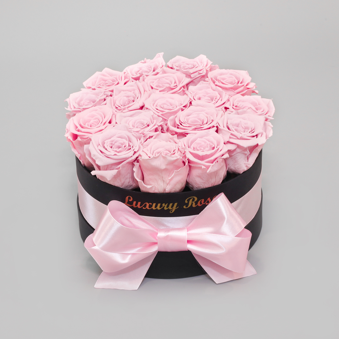Luxusný okrúhly čierny box S s trvácnymi ružovými ružami